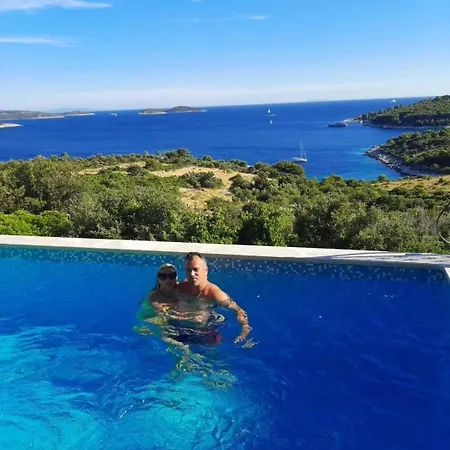 בית נופש Amazing View With Swimingpool House Panorama רוגוזניצה